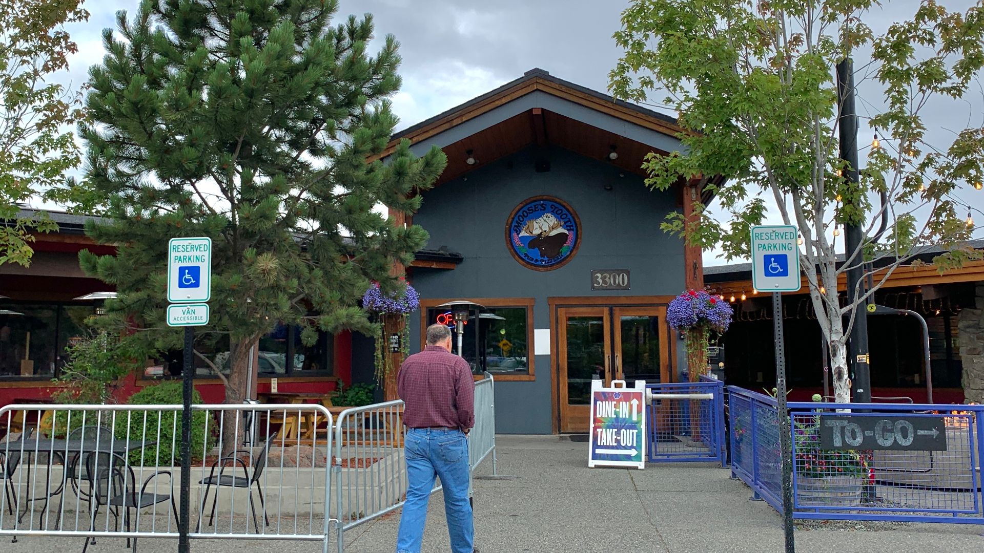 File:Moose's Tooth Pub & Pizzeria 2.jpg