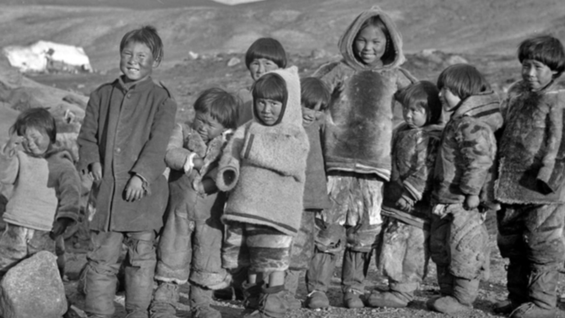 File:Group of Inuit children (68934)detail.jpg