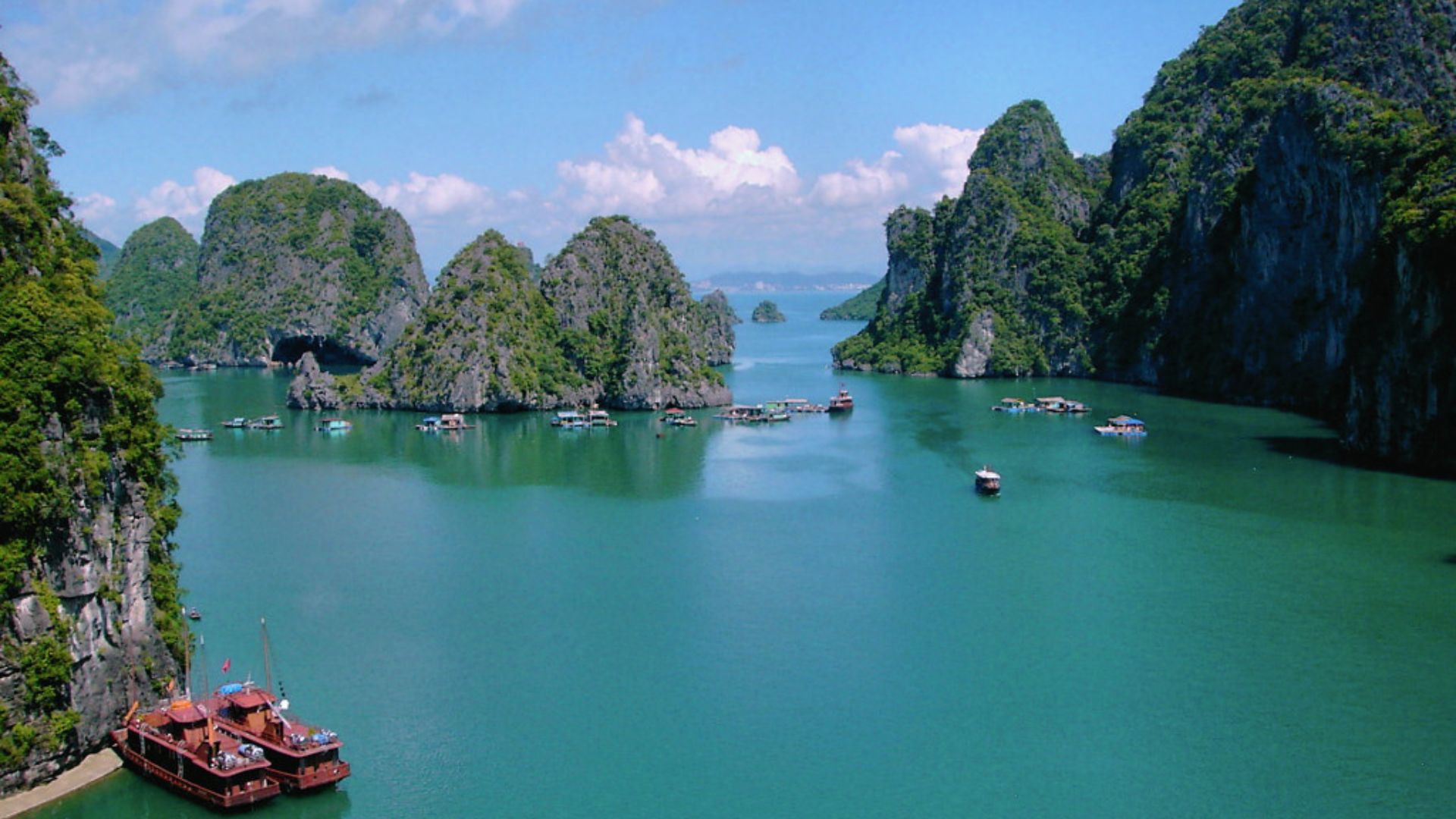 File:Halong ensemble (colour corrected).jpg