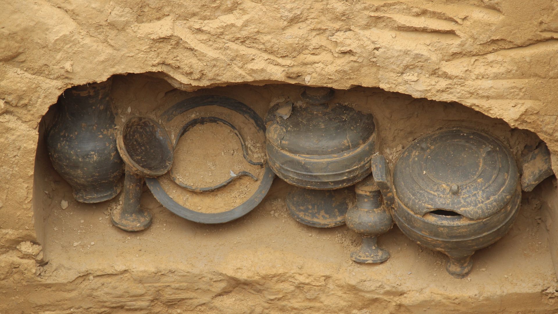 File:Sias Ancient Grave Excavation, 2014 - Warring States Pottery.jpg