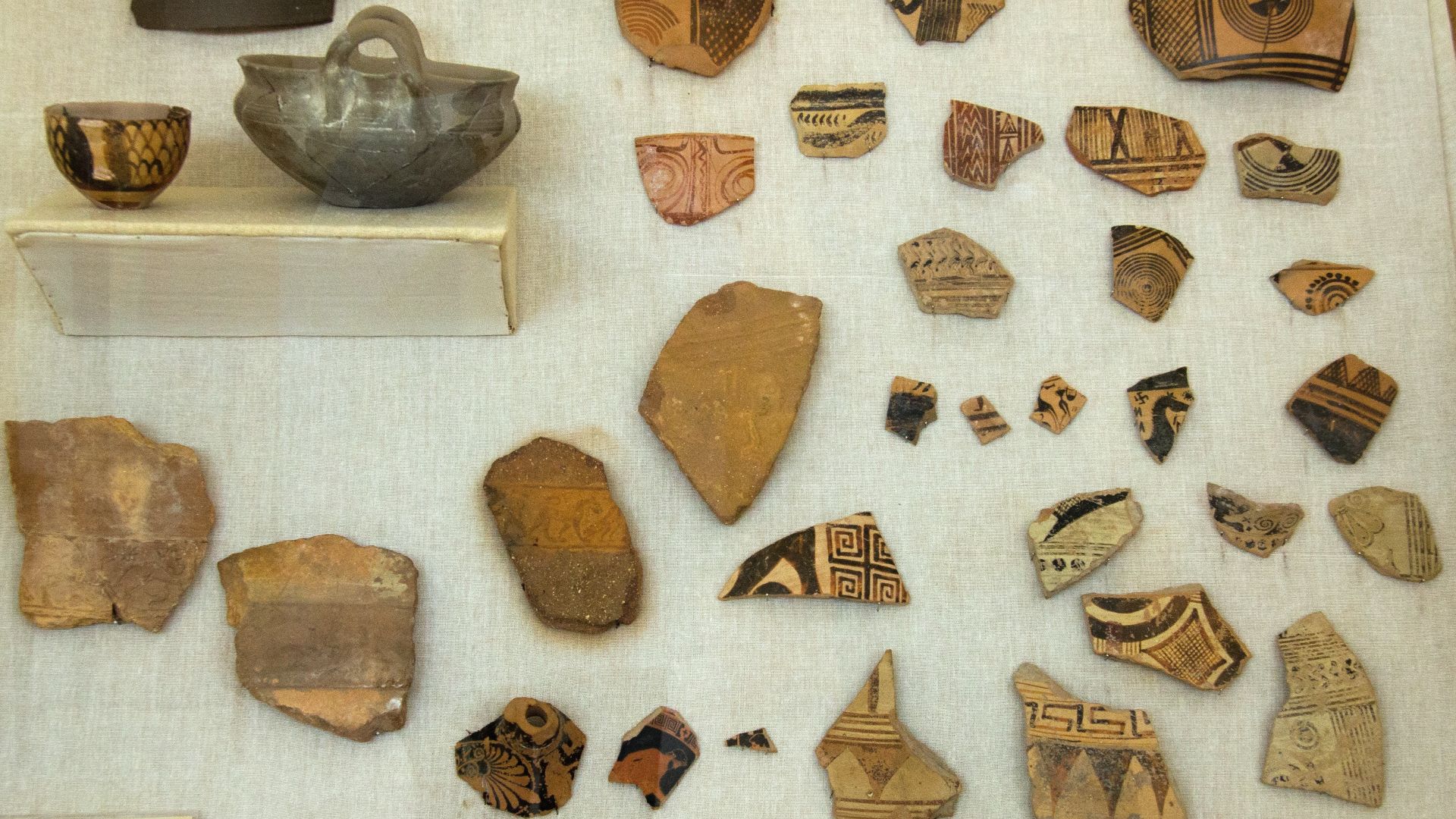 File:Shards of pottery, 1200-400 BC, AM Paros, 143877.jpg