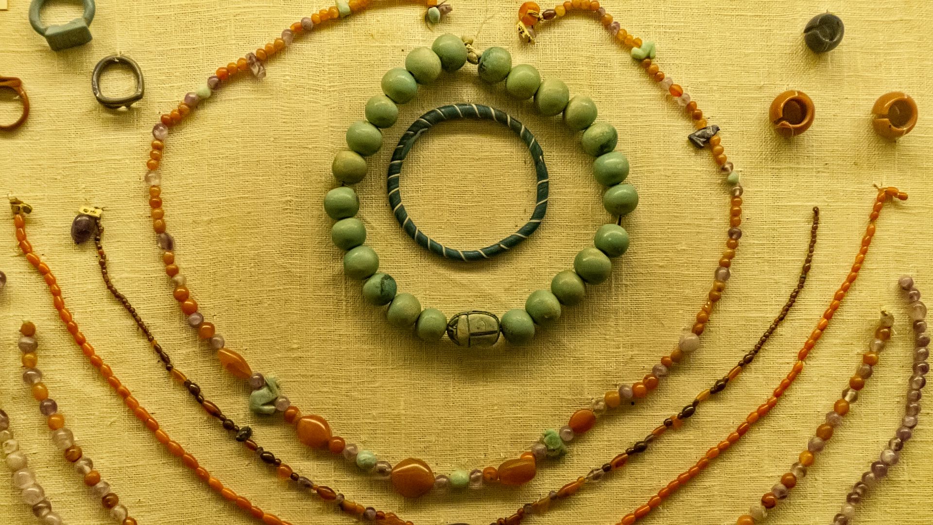 File:Ancient Egyptian jewelry beads and amulet Penn Museum.jpg