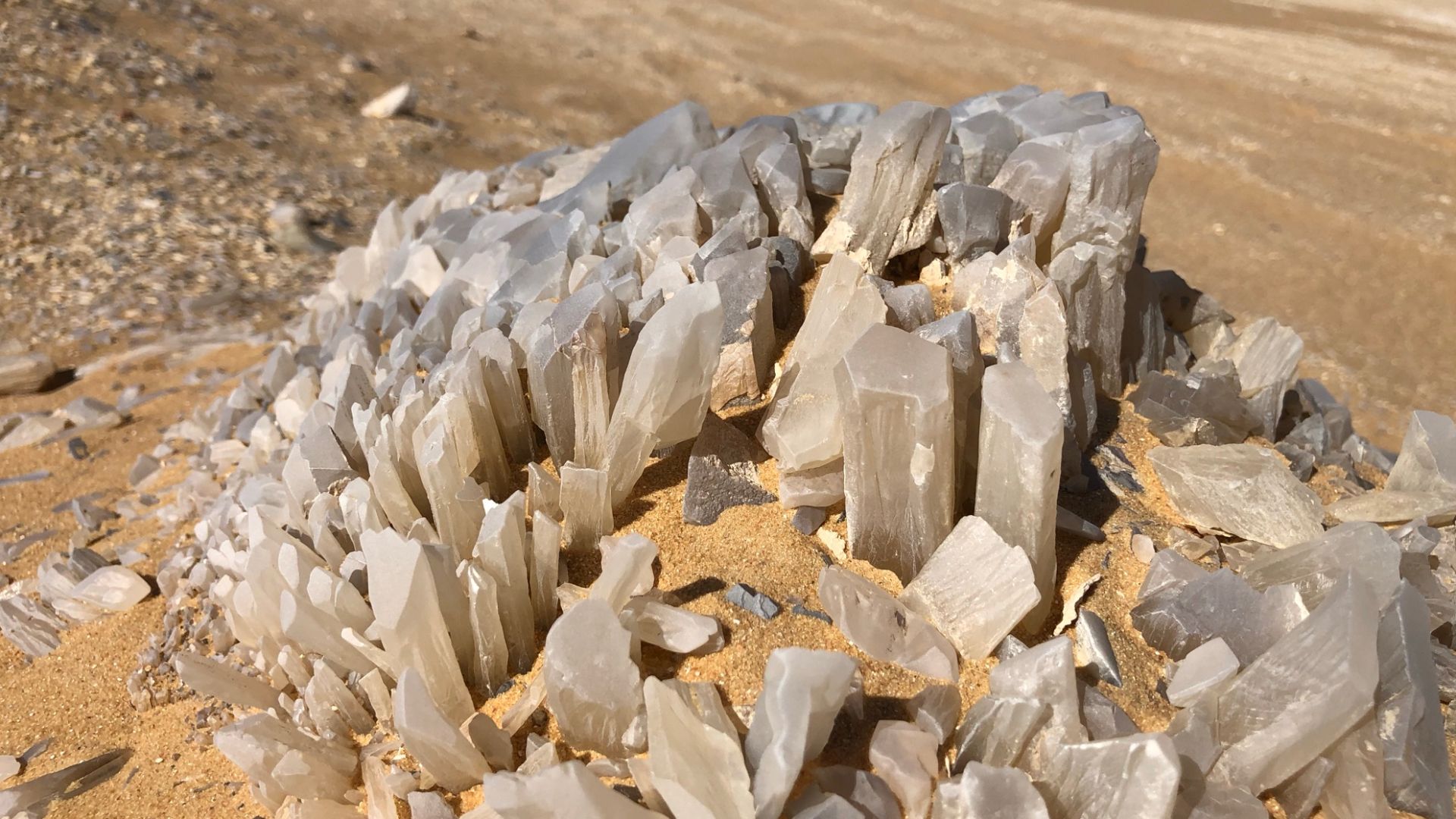 File:Crystal Mountain, White Desert, Egypt 24.jpg