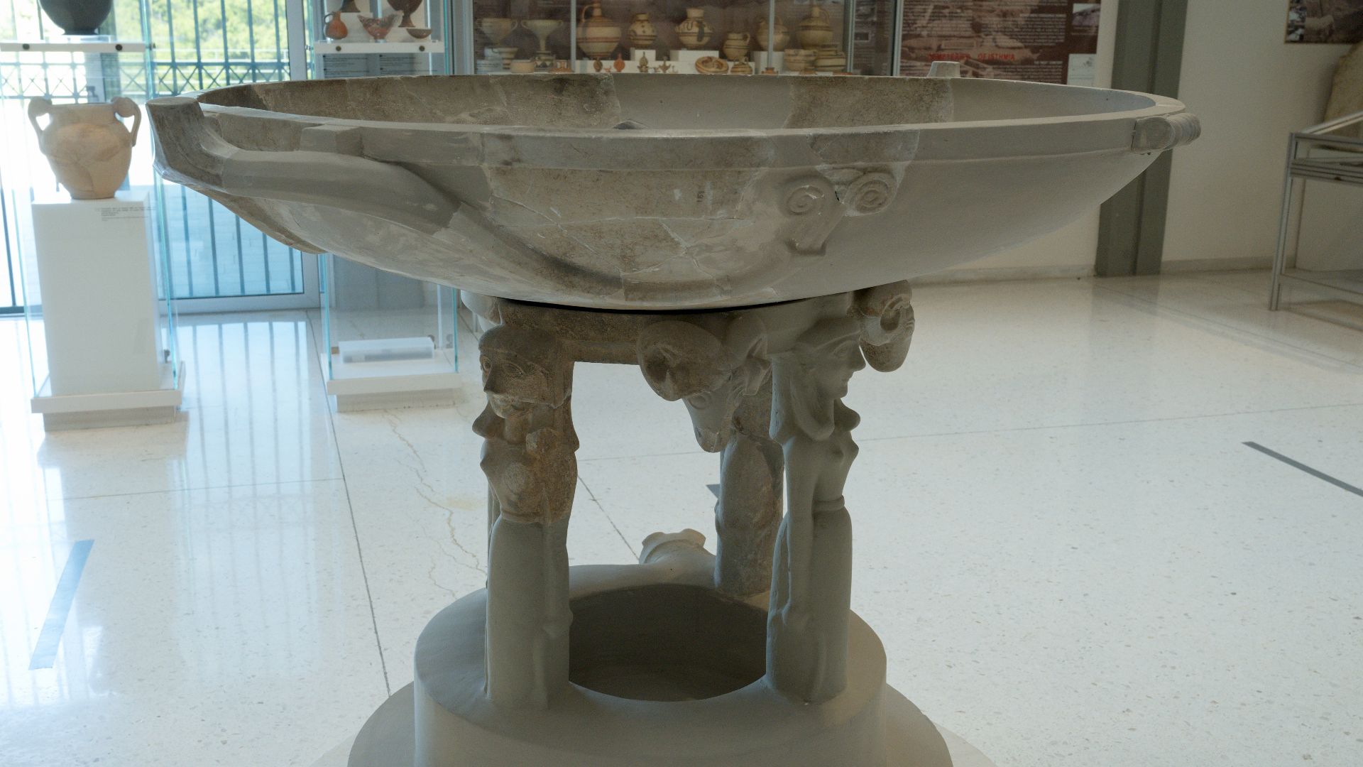 File:Large perirrhanterion, AM of Isthmia, 202656.jpg