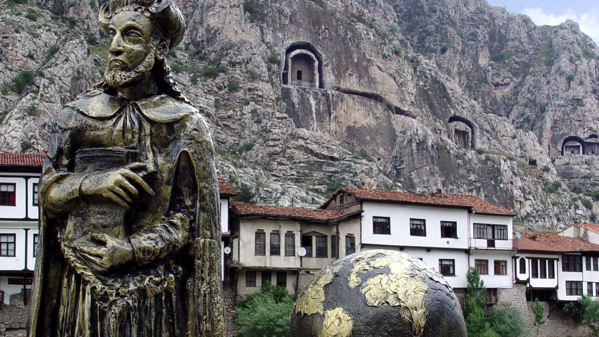 File:Statue of Strabo in Amasia.jpg