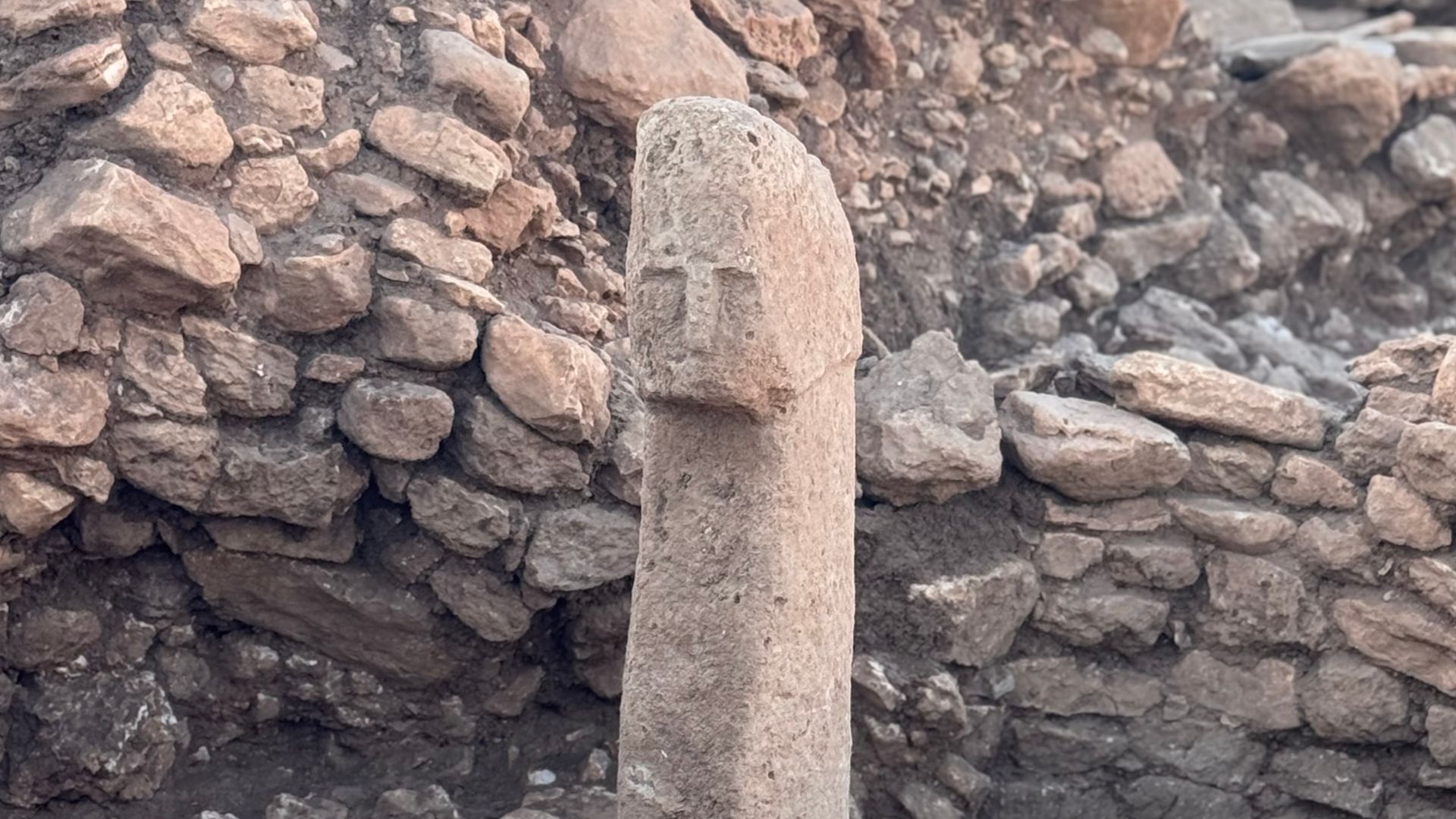 File:Karahan Tepe - statue en T.jpg