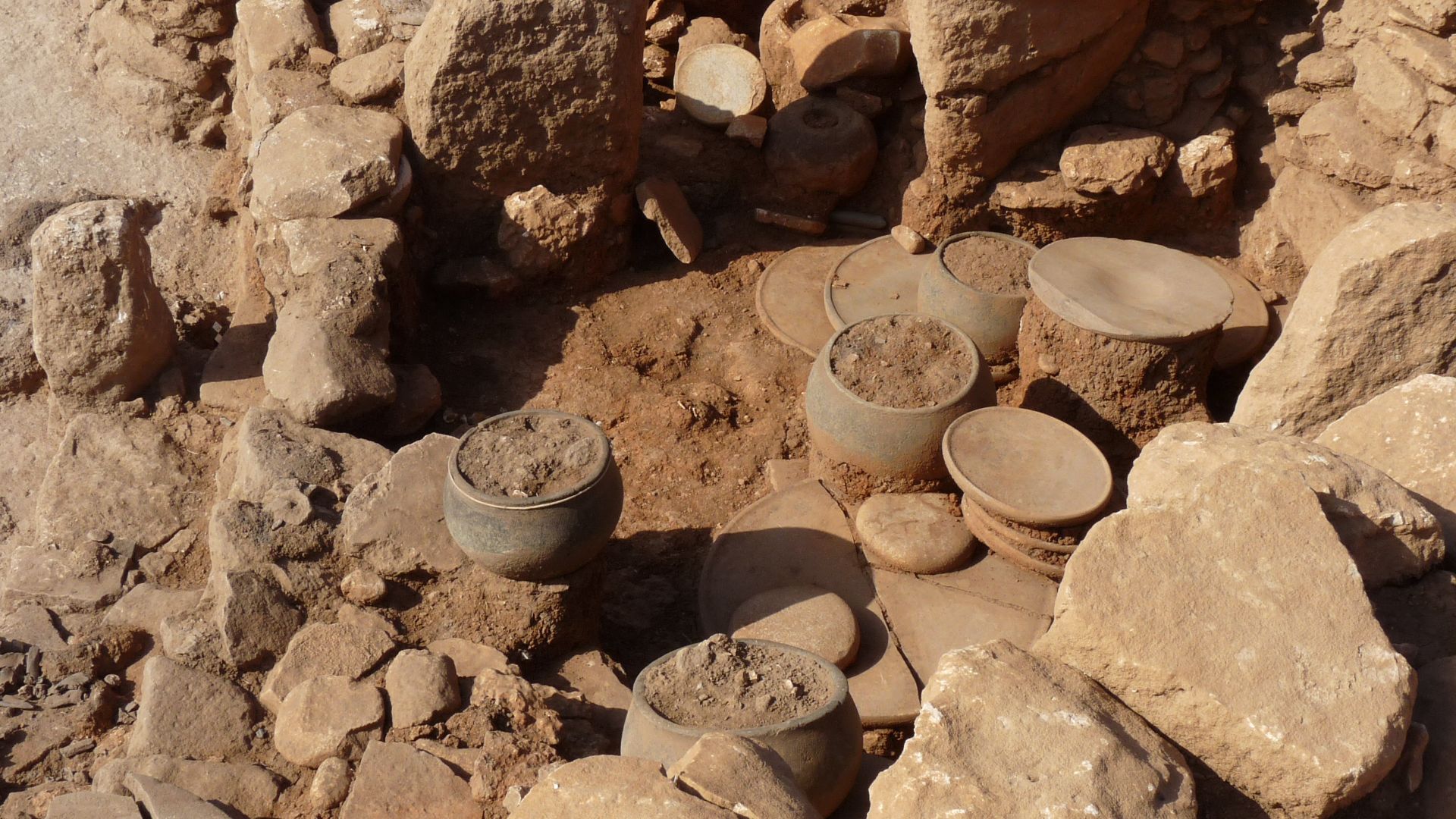 File:Karahan Tepe in-situ small stone vessels.jpg