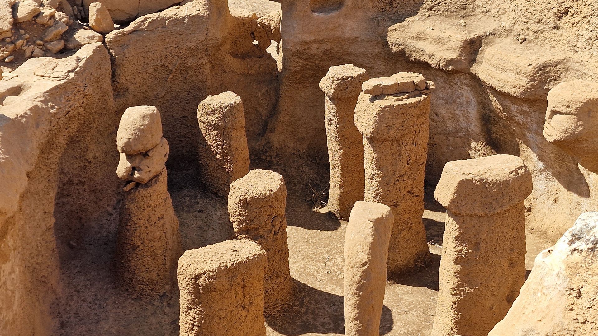File:Structure AB, Pillars Shrine with Porthole Window to AD and Carved Head, Karahantepe (Karahan Tepe), Turkey (2).jpg