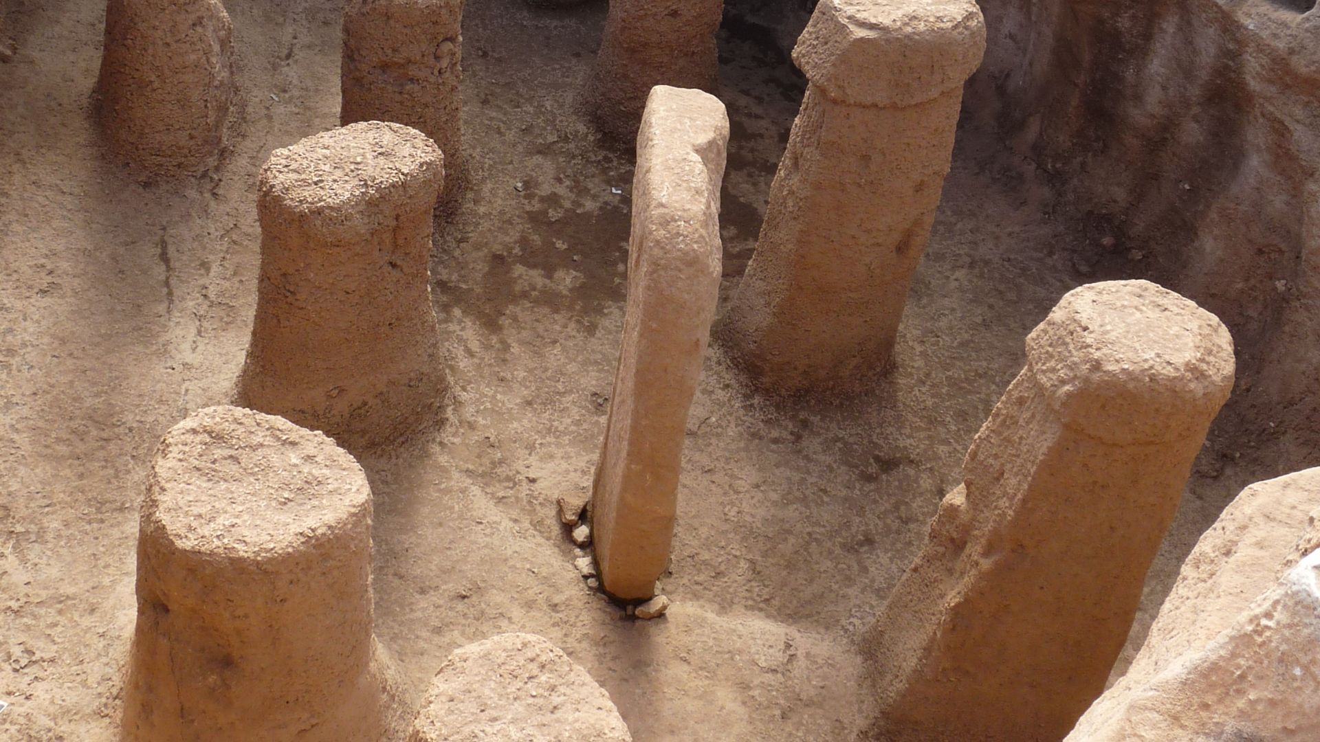 File:Karahan Tepe stelae.jpg