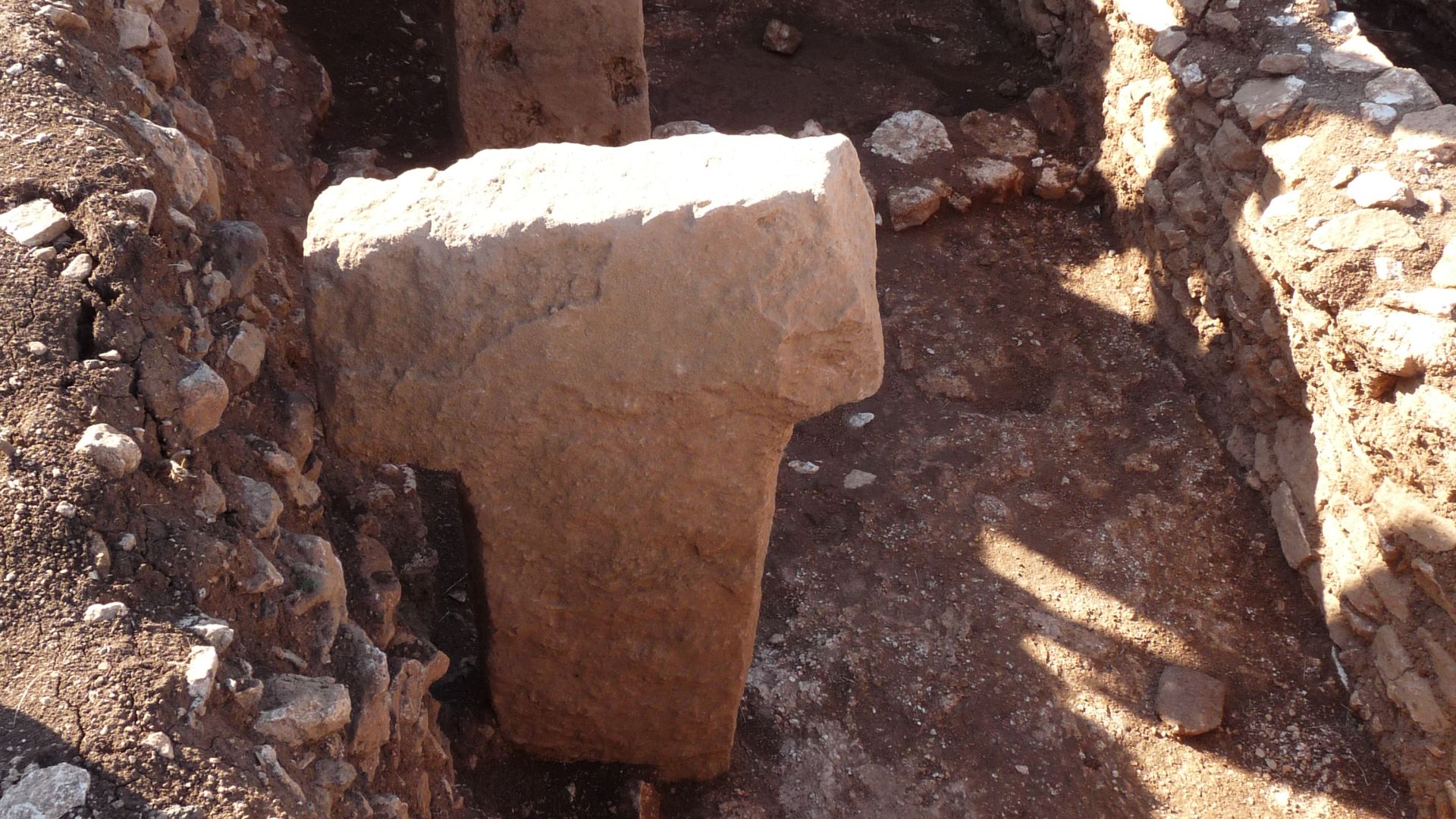 File:Sefer Tepe T-stelae.jpg