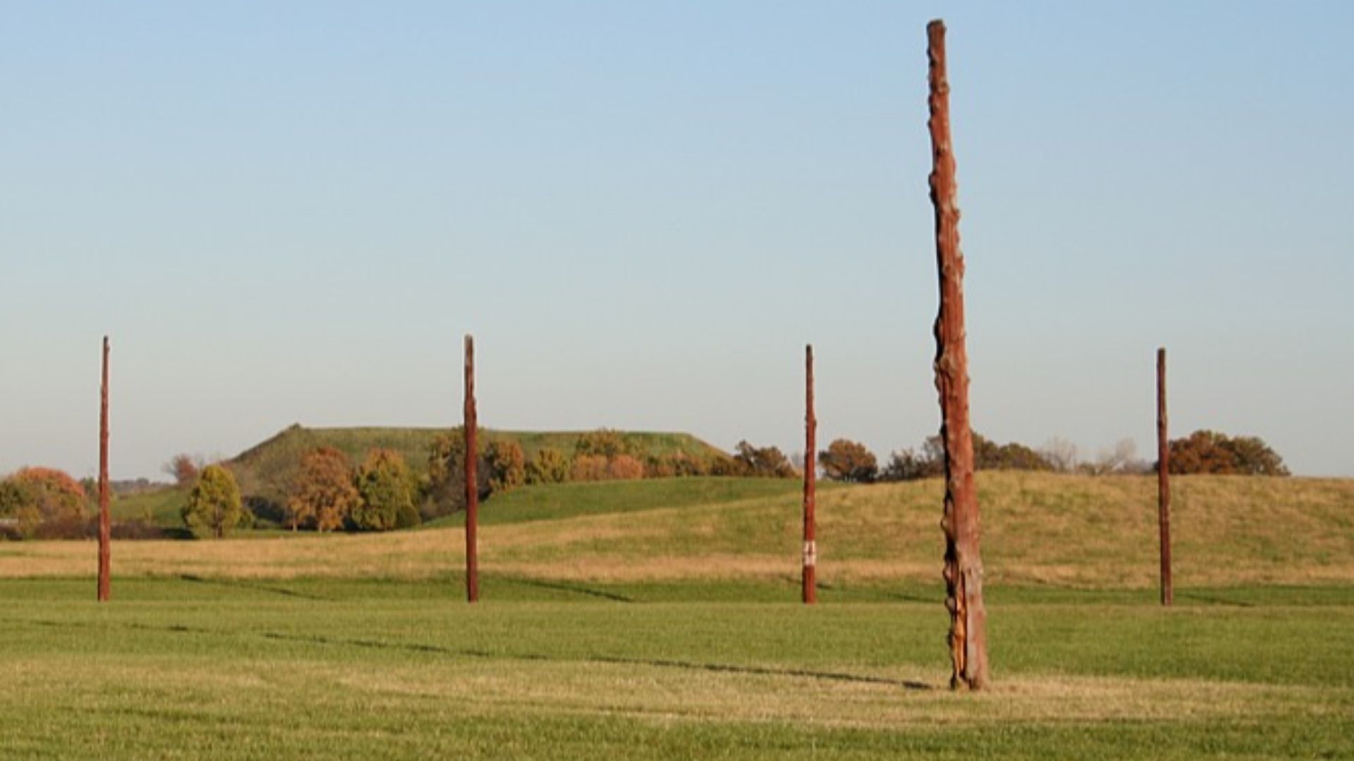 File:Cahokia Woodhenge and Monk's Mound.jpg