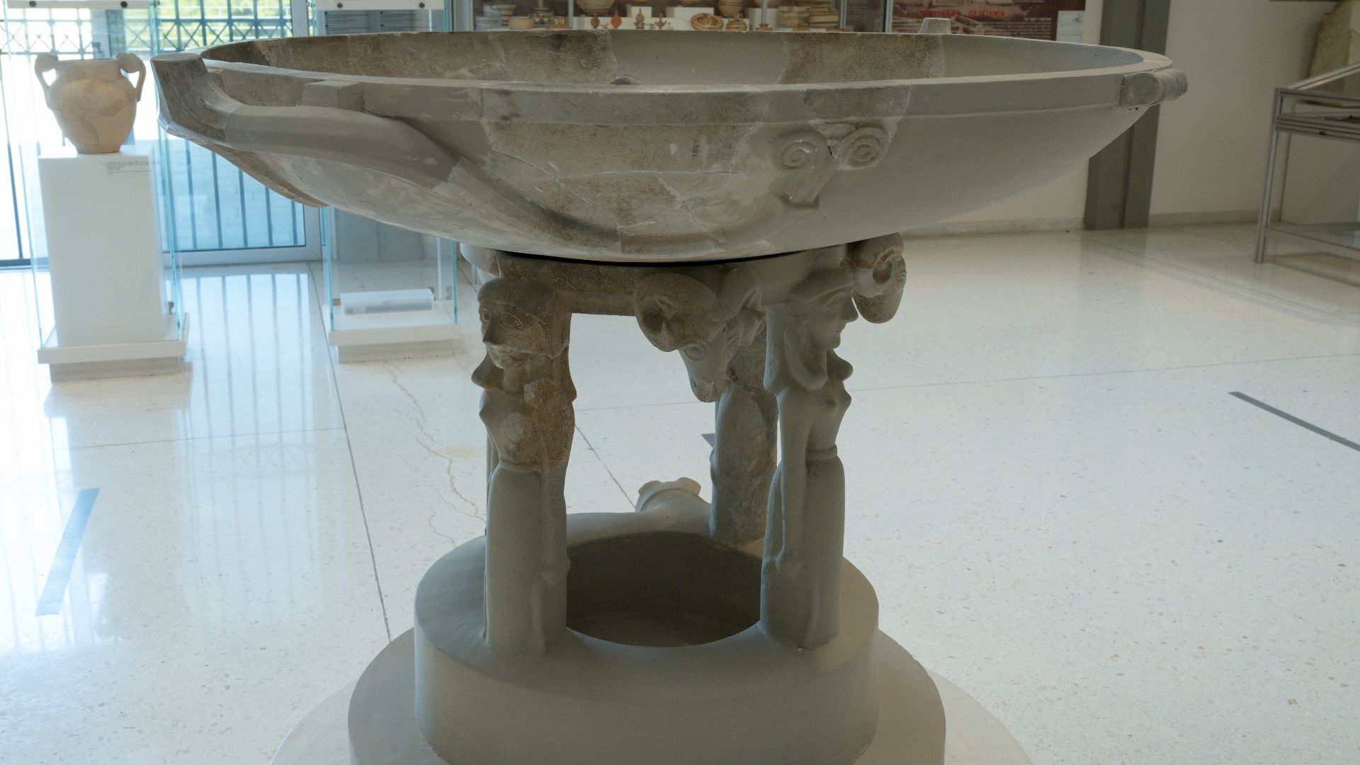 File:Large perirrhanterion, AM of Isthmia, 202656.jpg