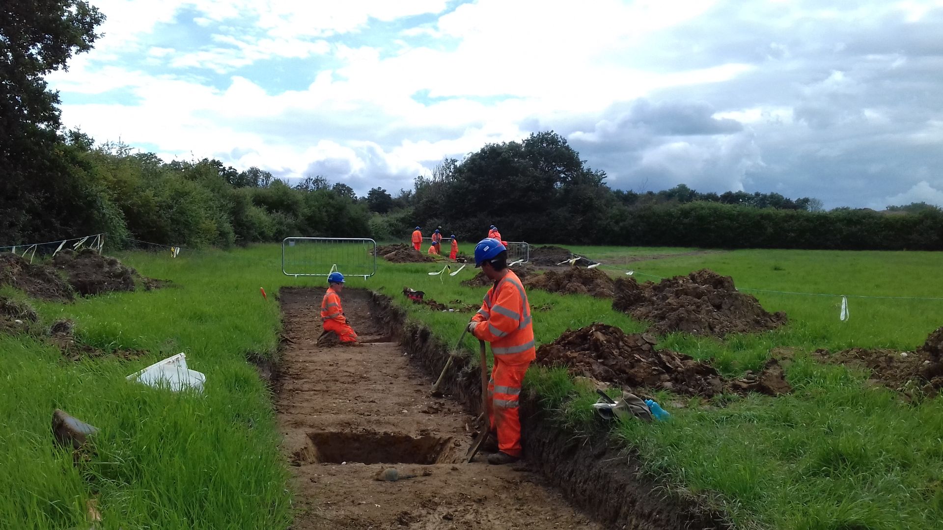 File:Archaeologists excavating a trench at Northern Sustainable Placement Area Phase 1, Hillingdon, 2019 (HS2 Phase One).jpg