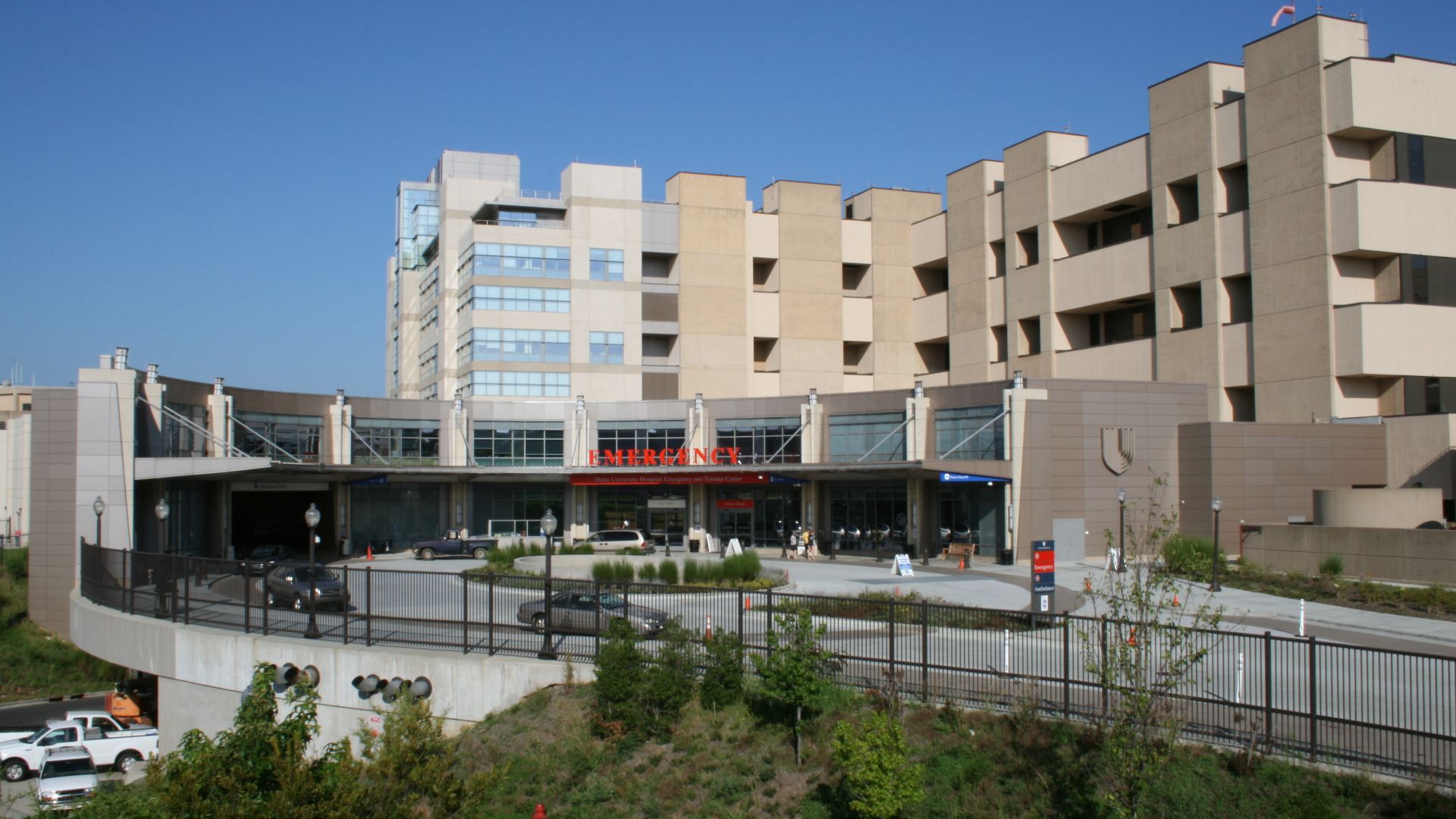File:2008-07-24 Duke University Hospital Emergency and Trauma Center.jpg