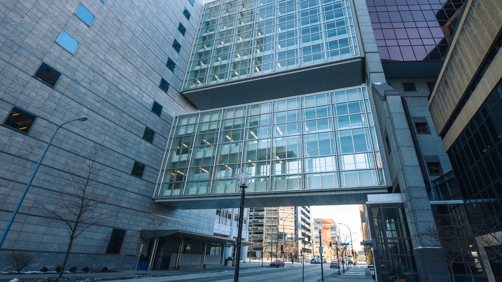 File:Gonda and Charlton Building Skyways - Mayo Clinic, Rochester, Minnesota (38792363545).jpg