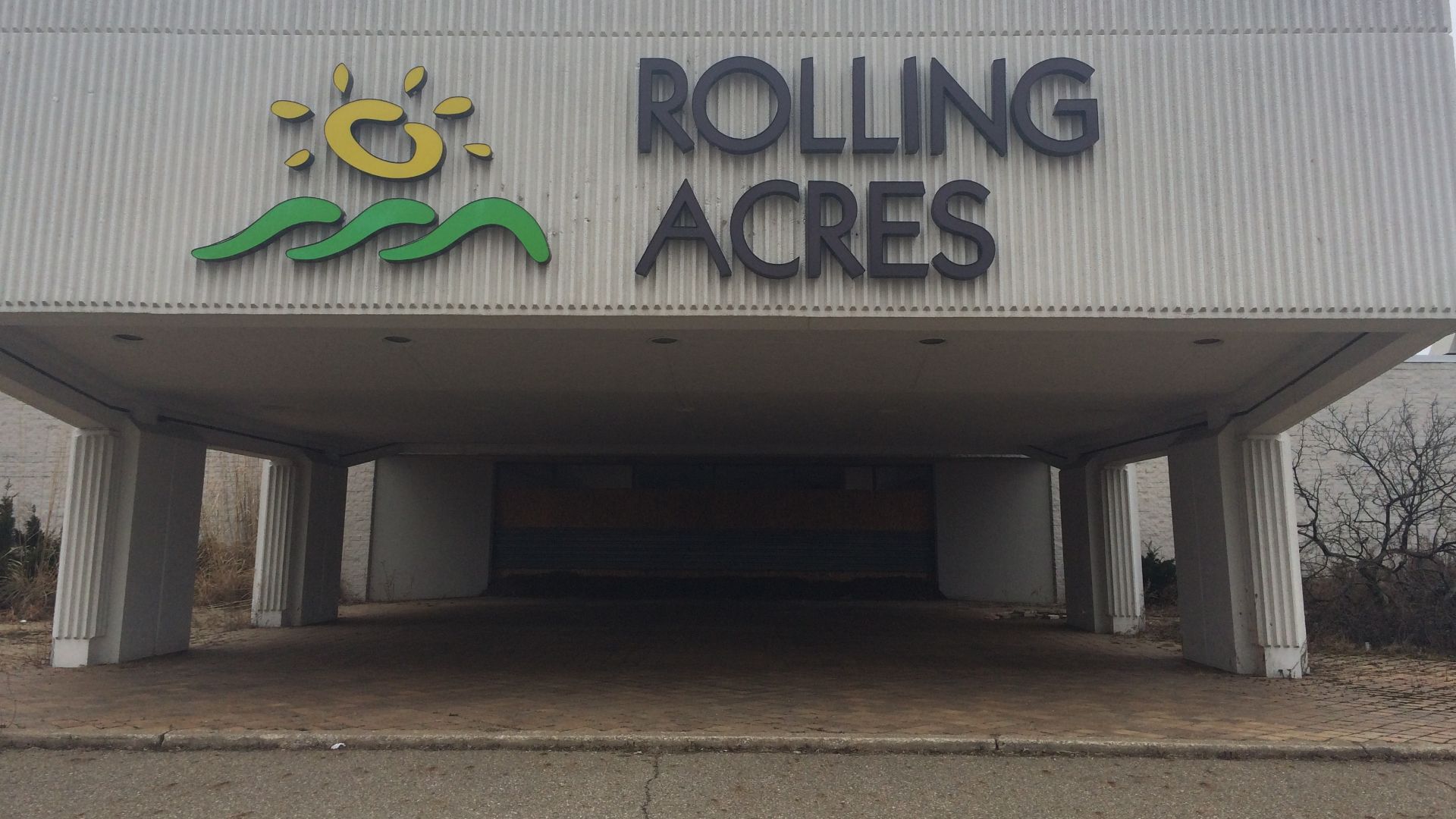 File:Rolling Acres Mall entrance, March 29th, 2014.JPG