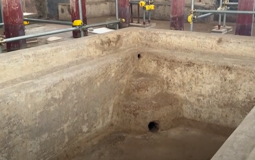 private bathhouse in Pompeii ruins