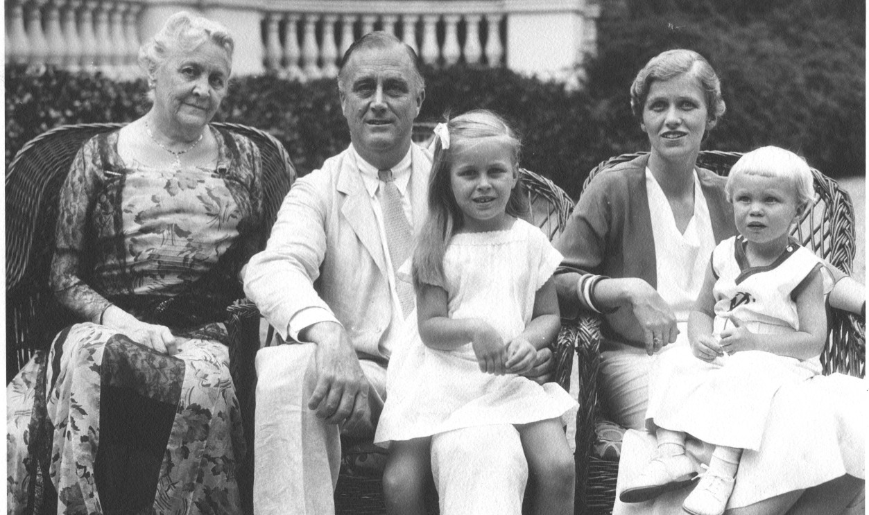 File:FDR-Sara-Anna-July-17-1932.jpg
