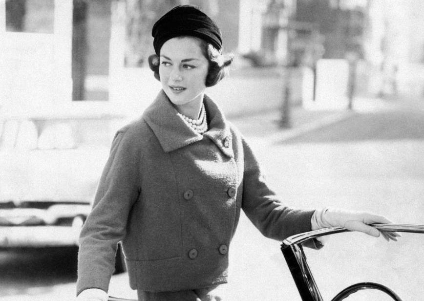 Consuelo Crespi gets in a convertible car