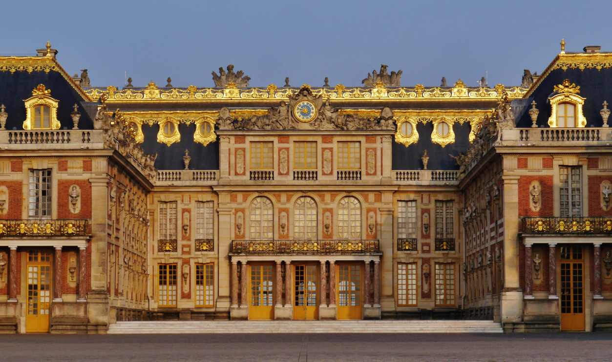 File:Versailles Château de Versailles Stadtseite 13.jpg