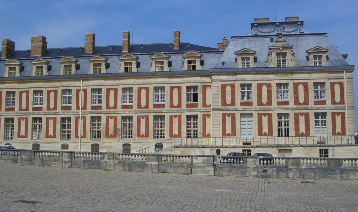 File:Cour d'entrée du château de Versailles - Mansardes.JPG