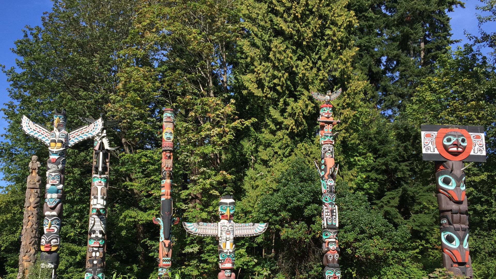 File:Totem Poles in Stanley Park Vancouver 2016.jpg