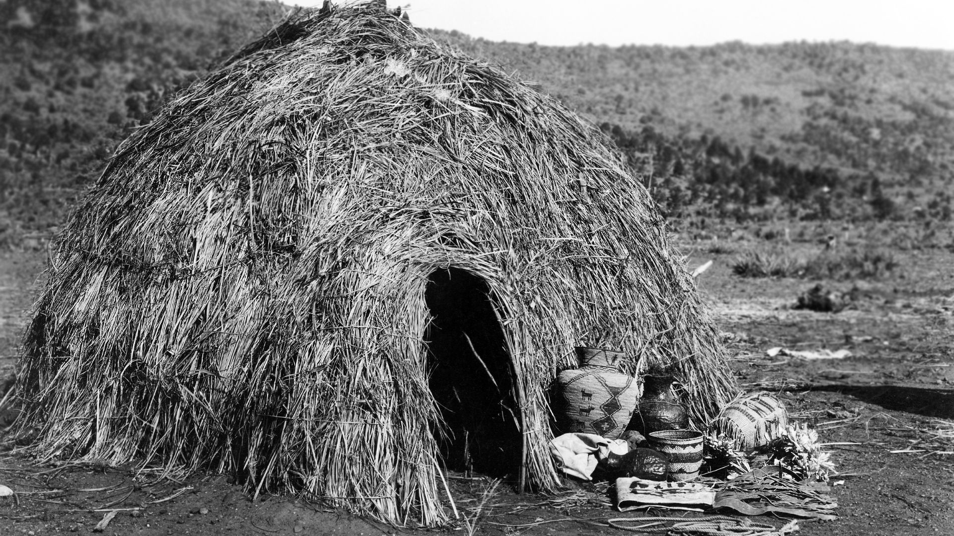 File:Apache Wickiup, Edward Curtis, 1903.jpg