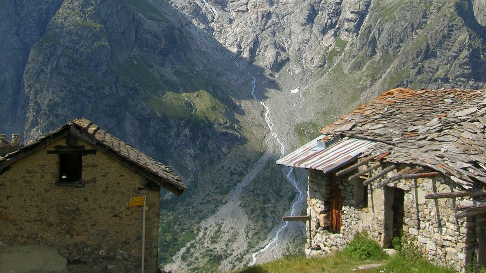 File:Vista dal Tour du Mont Blanc Val Ferret DSCN8817.JPG