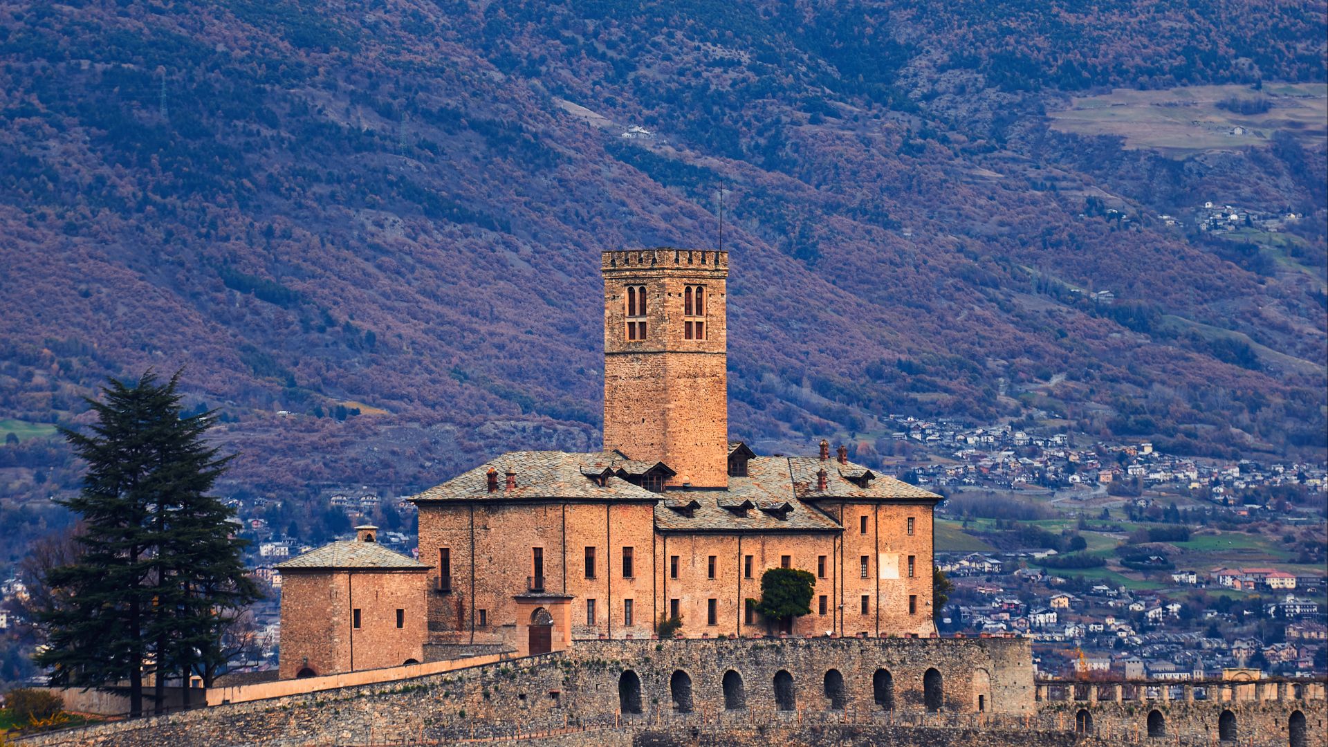 File:Sarre Royal Castle (37723188814).jpg