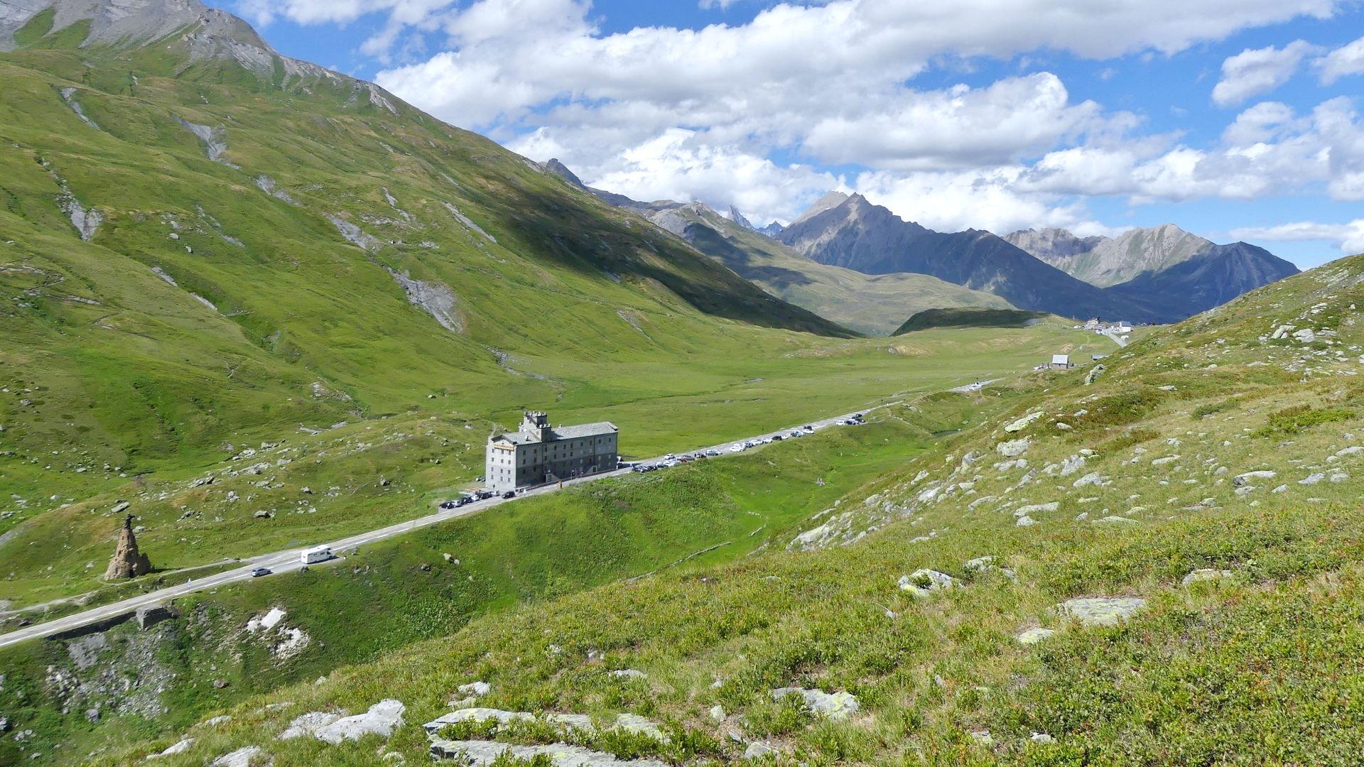 File:Route et hospice du col du Petit-Saint-Bernard en été (août 2019).JPG