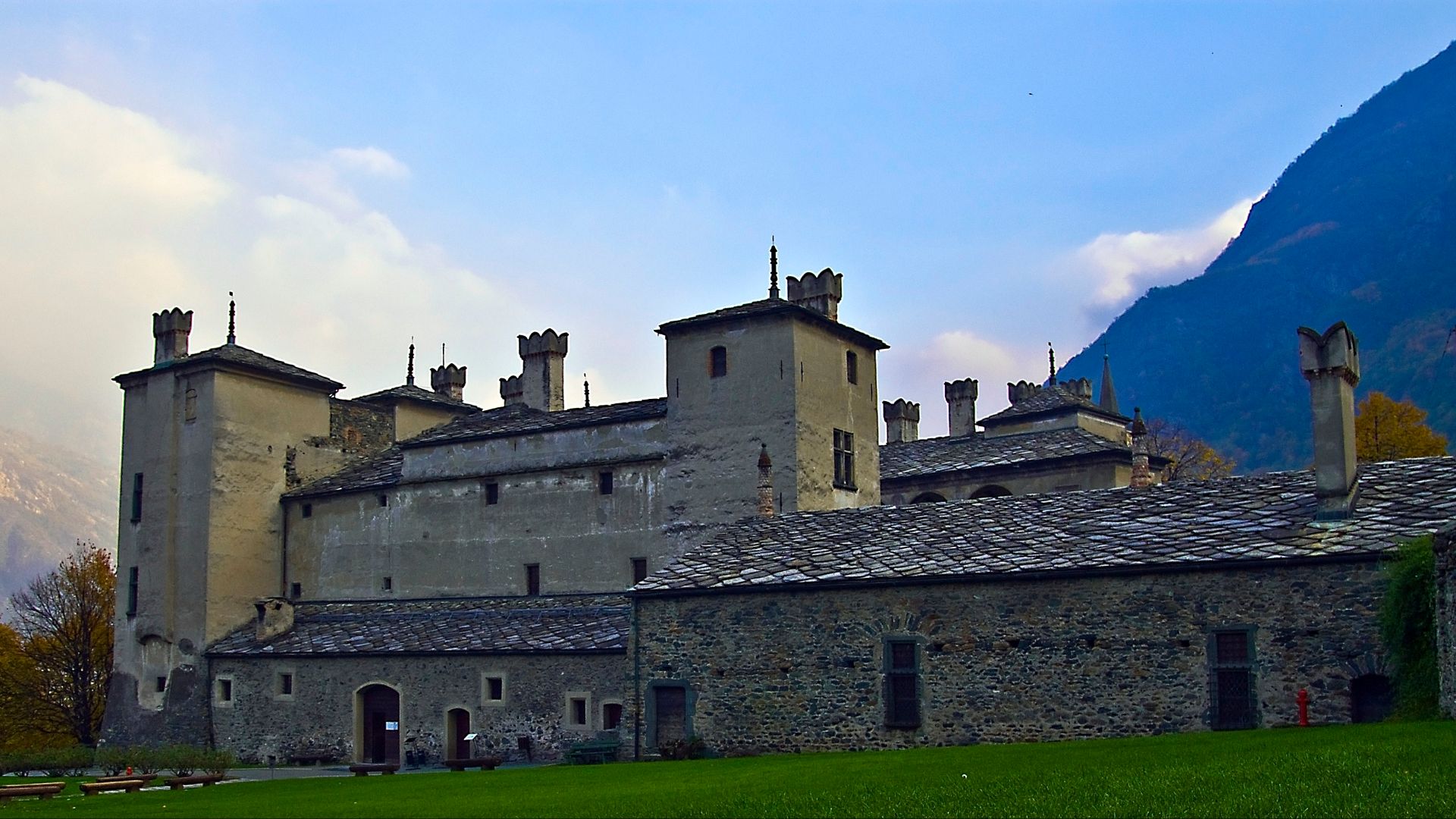 File:Castello di Issogne 006.jpg
