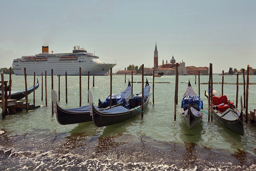 Cruiseship passing San Marco Venise basin