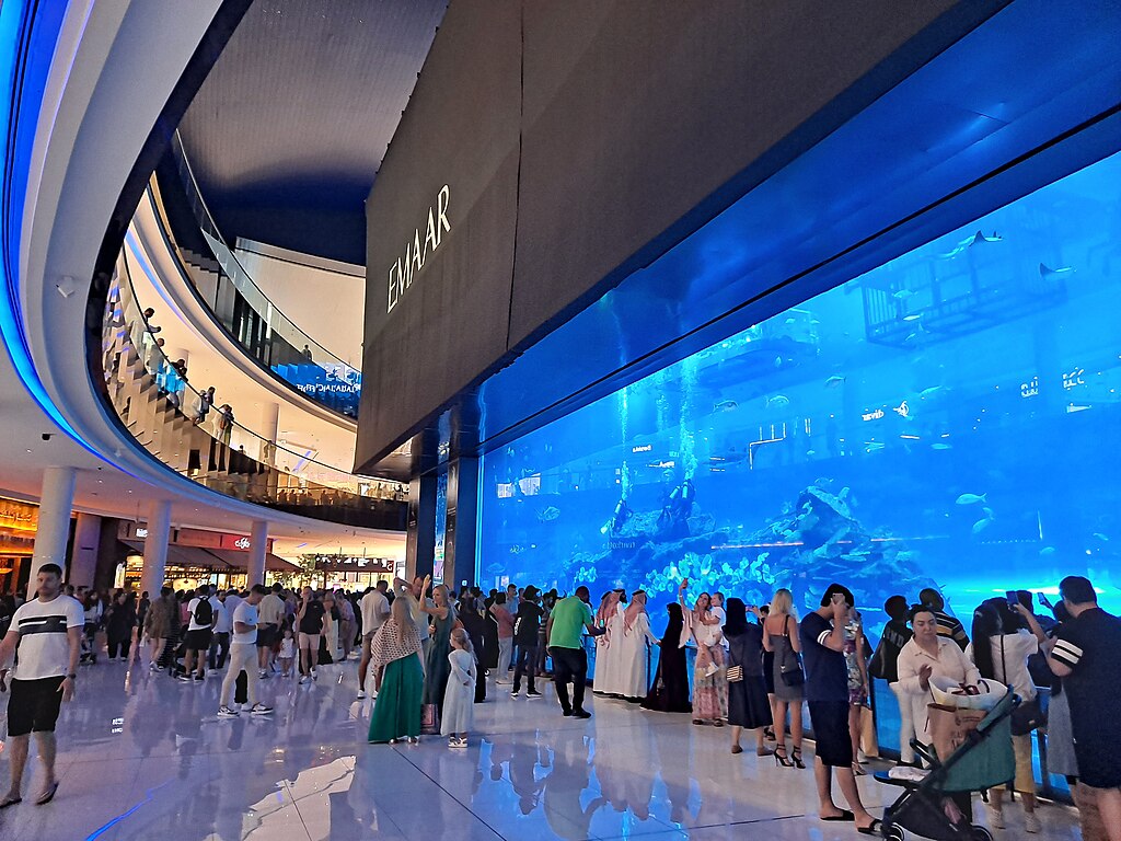People at the Dubai Aquarium