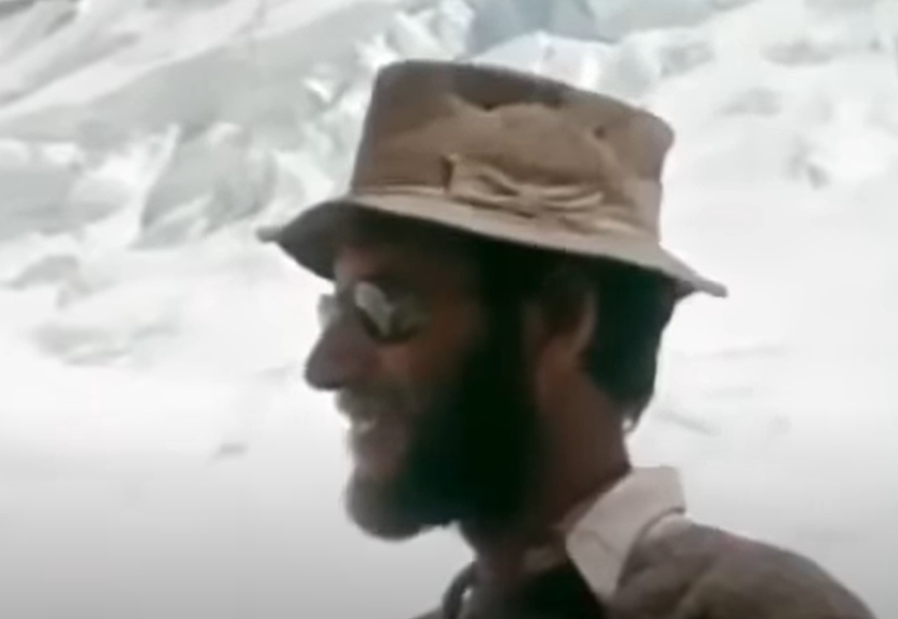 Screenshot from - The Race for Everest (2003)