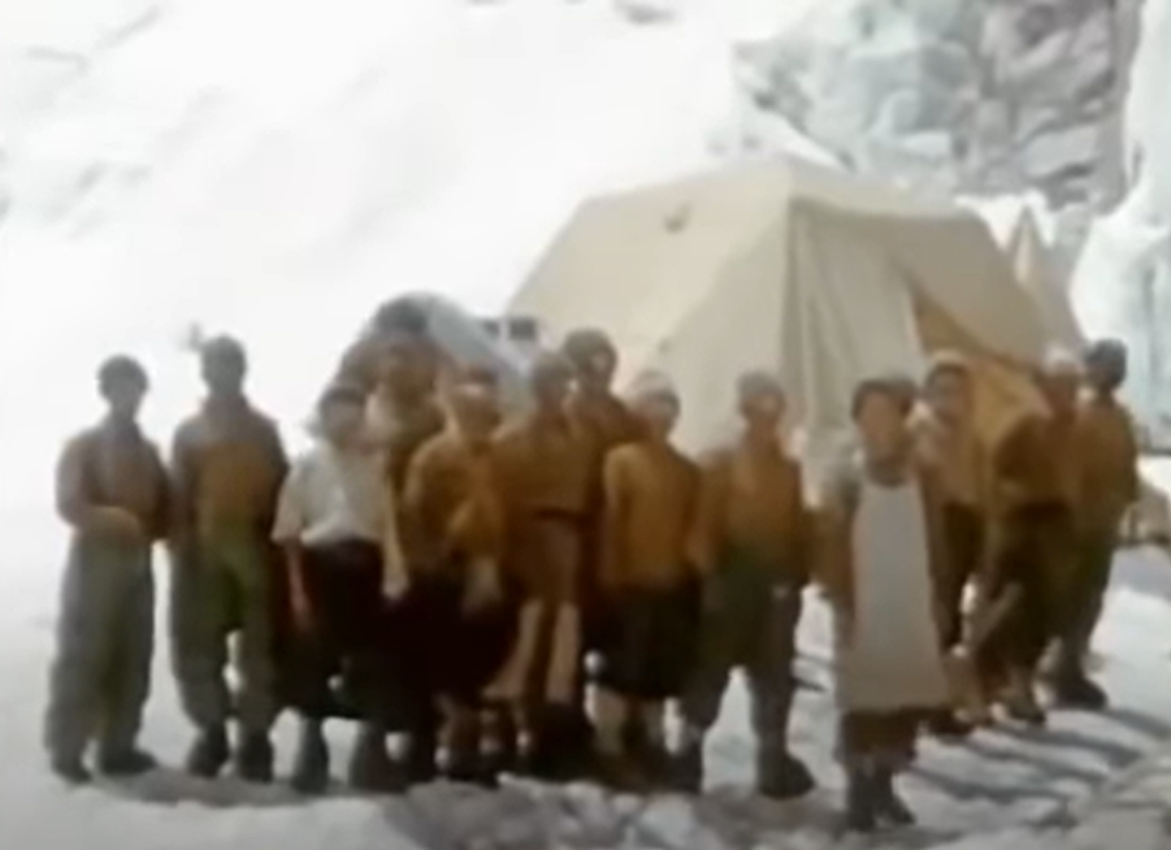 Screenshot from - The Race for Everest (2003)