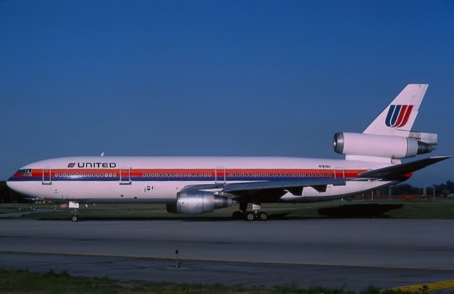 Close Up Photo of United Airlines Flight 232, N1819U 1989