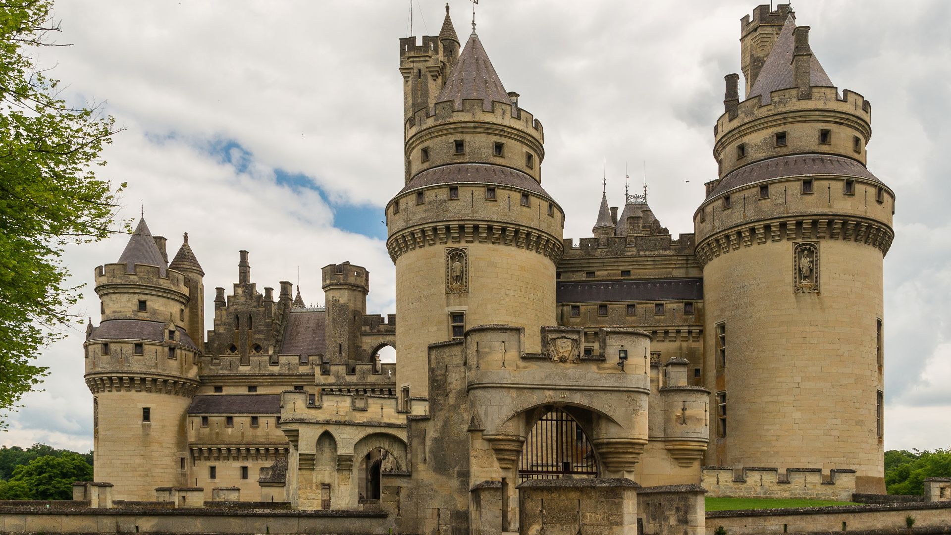 File:Château de Pierrefonds exterior Oise.jpg