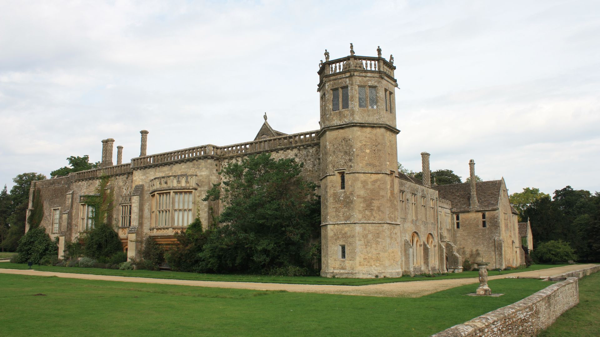 File:Lacock Abbey.JPG