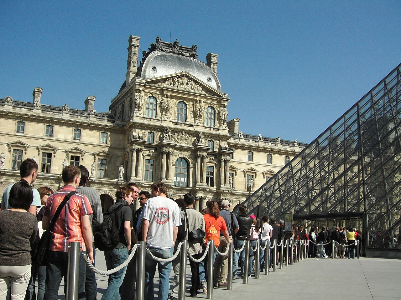 Visitors Of Musée Du Louvre, April 2005