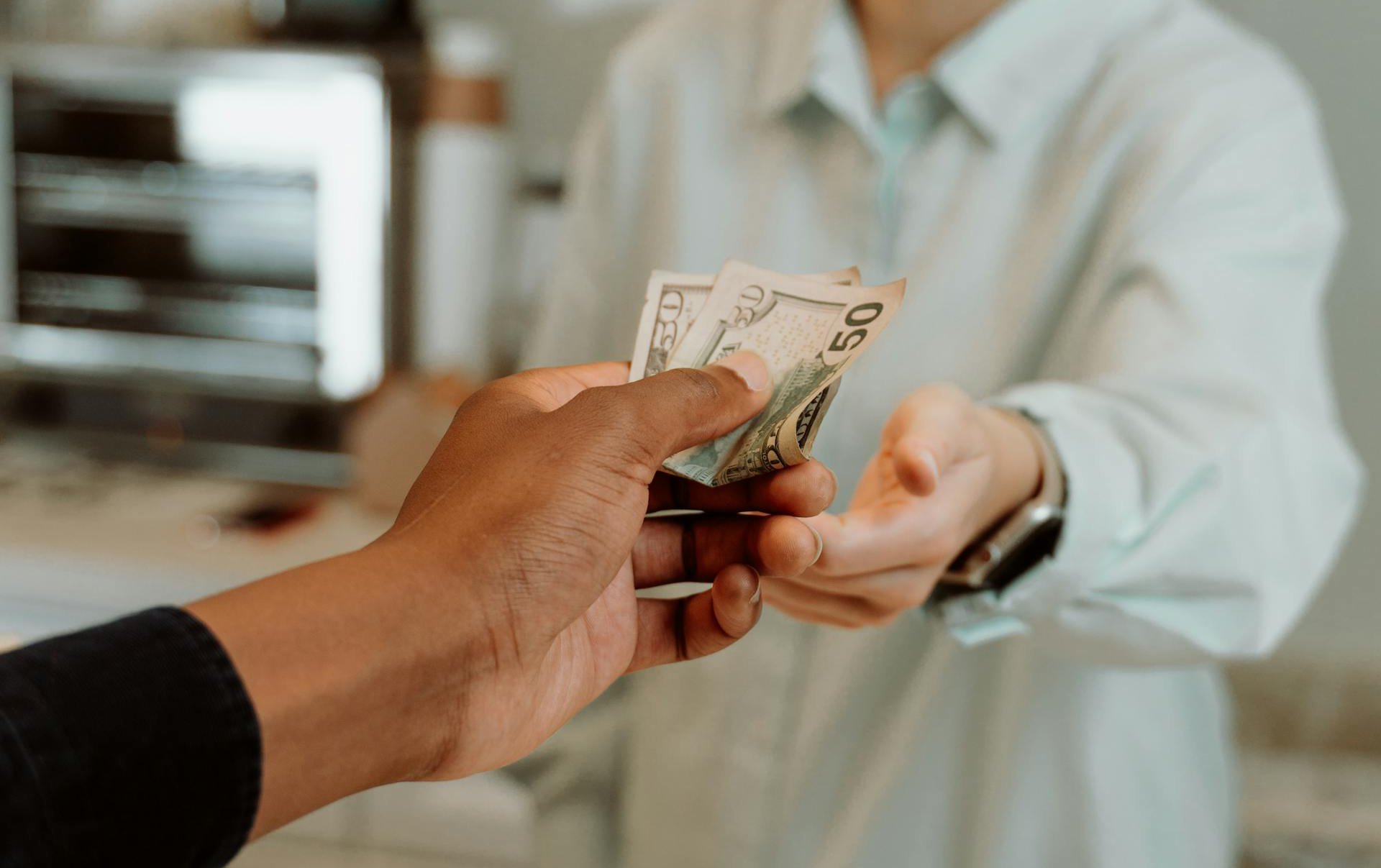 Person paying on a Cashier
