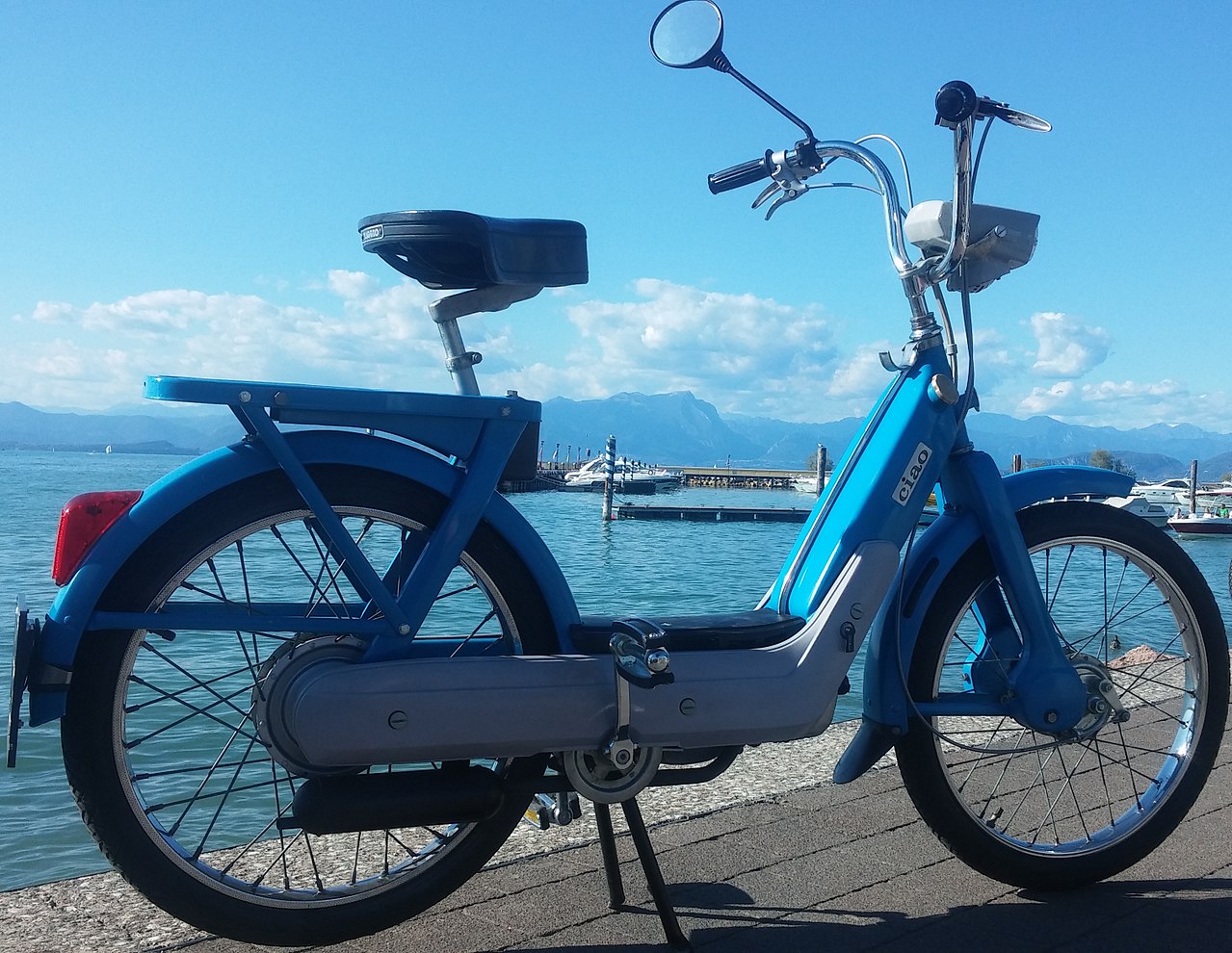 "Ciao" Piaggio model SC Arcobaleno, colour "Blue China" products in 1973