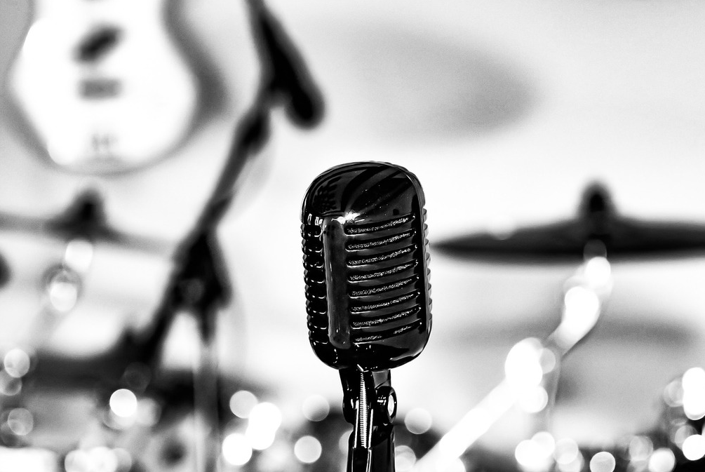 A microphone in front of a drum kit