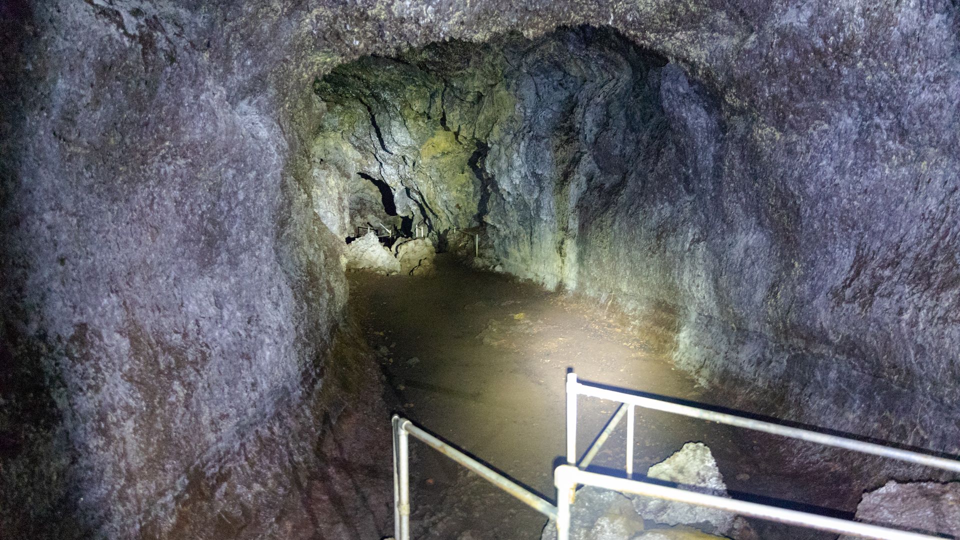 File:Hana Lava tube lining Maui Hawaii road to Hana (30800781527).jpg