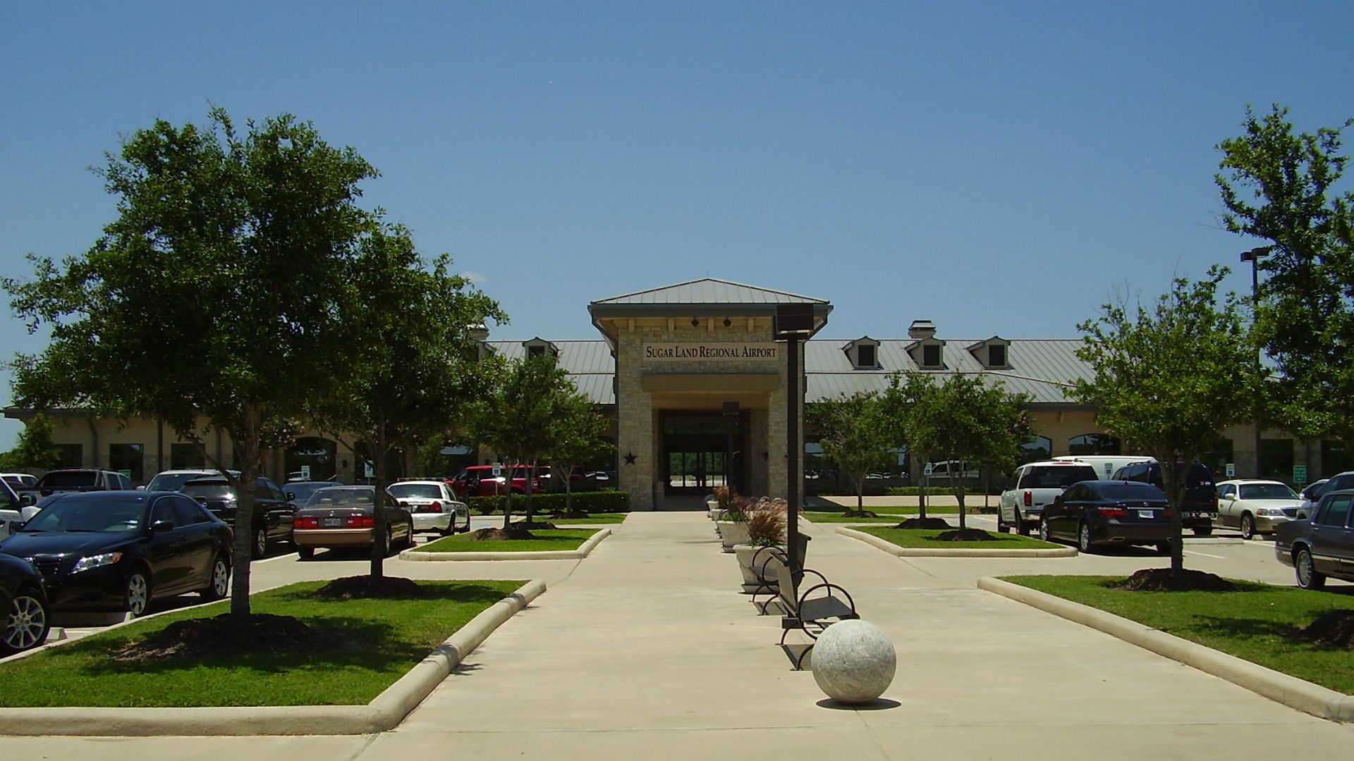 File:SugarLandAirportSugarLandTX.JPG