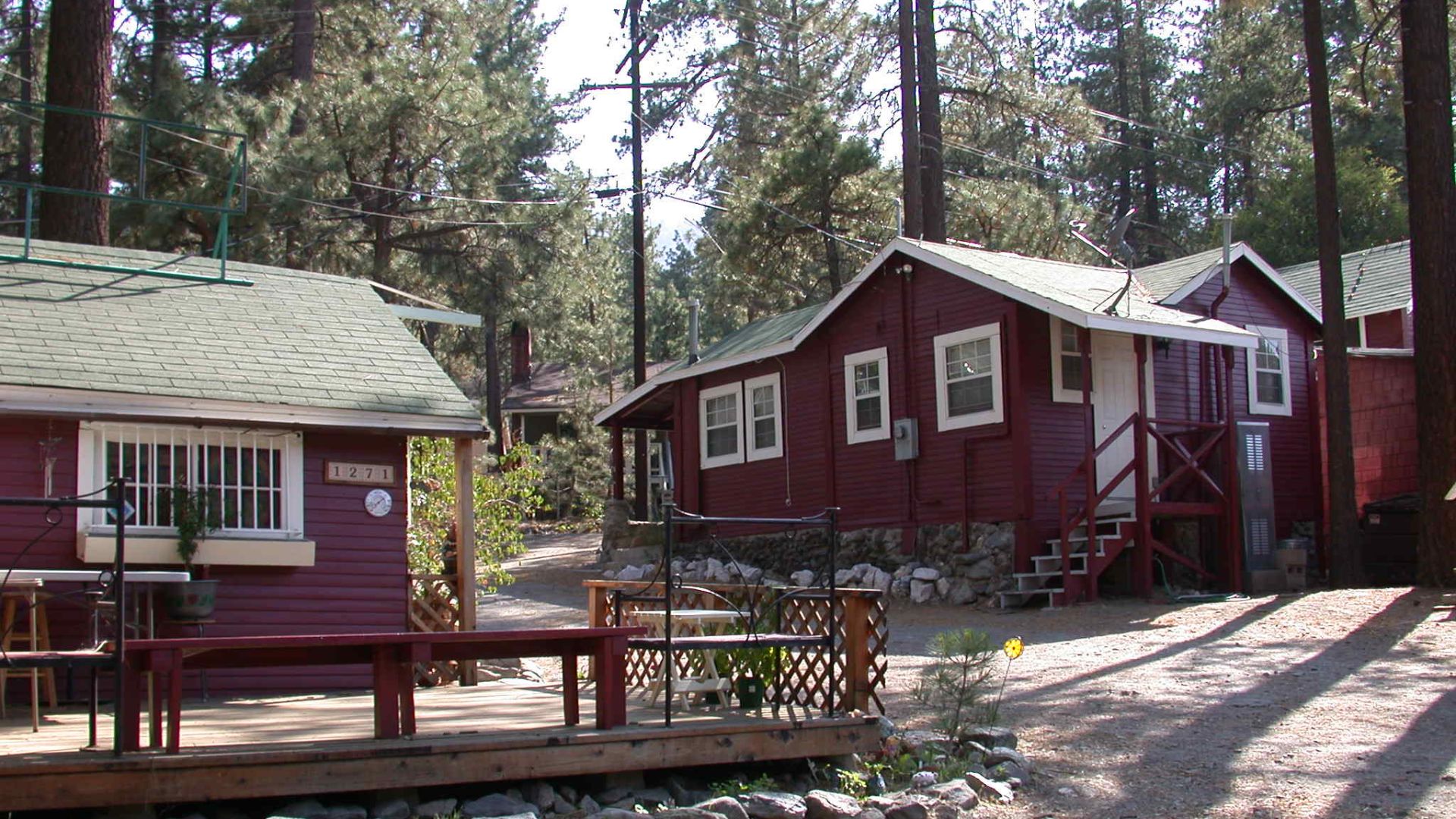 File:Wrightwood-cabins.JPG