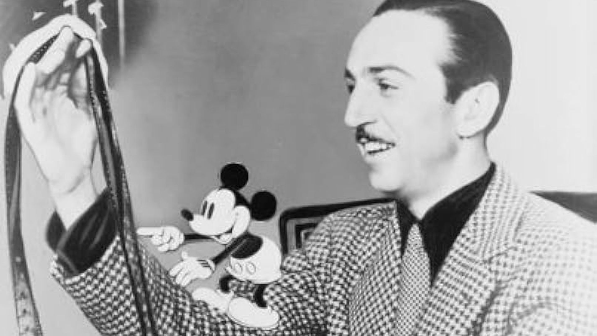 File:Walt Disney with film roll and Mickey Mouse on his right arm, year 1935.jpg