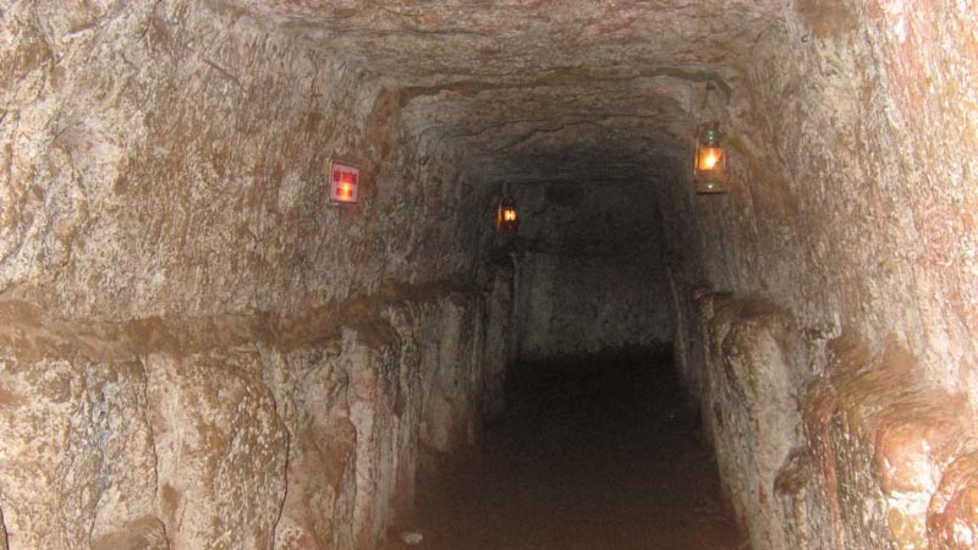 File:Vinh moc tunnel.JPG
