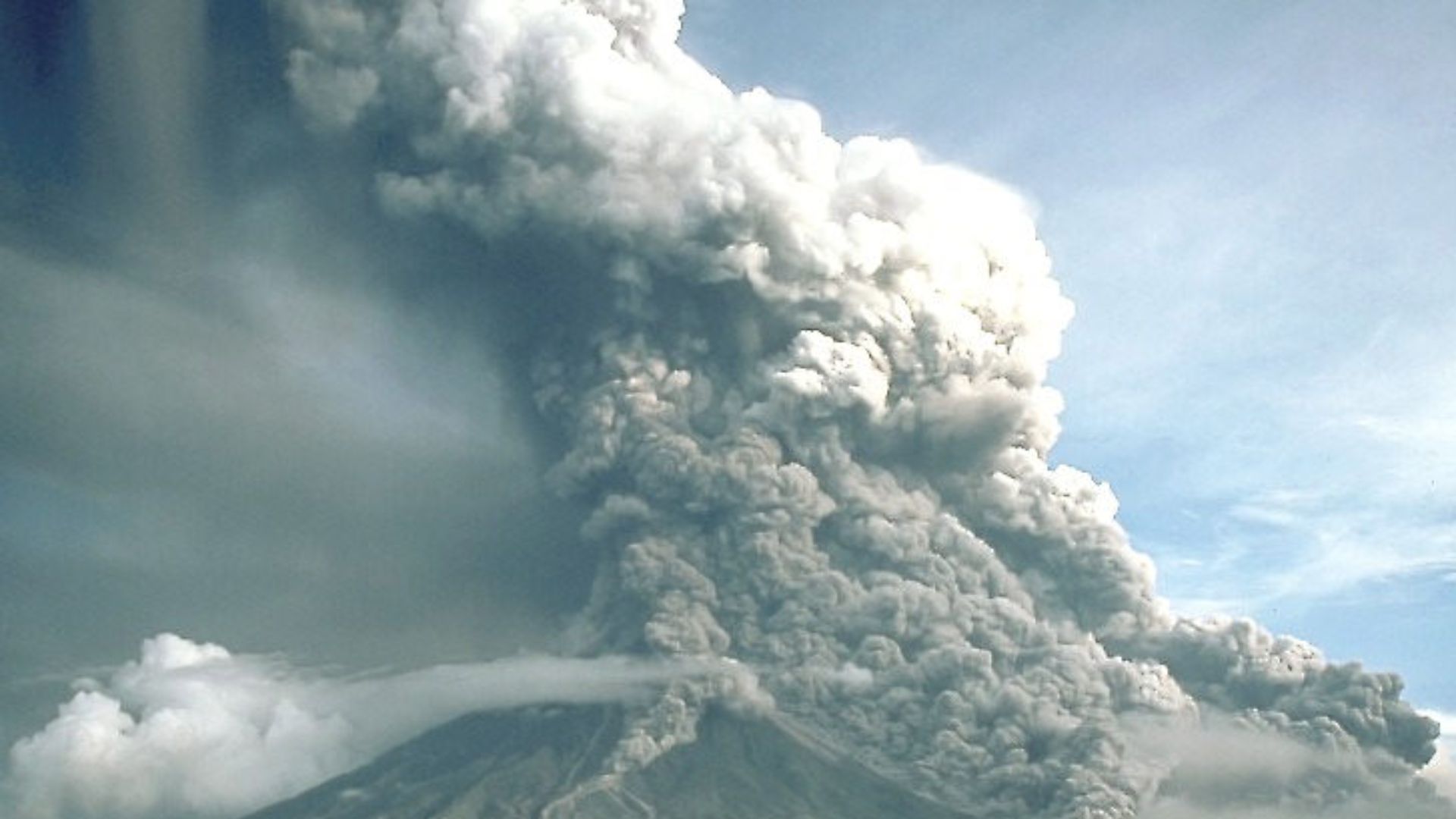 File:Pyroclastic flows at Mayon Volcano-2010-20-08.jpg