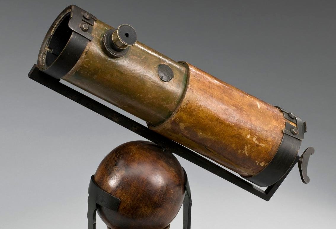 Replica of Newton's first reflecting telescope made in 1668