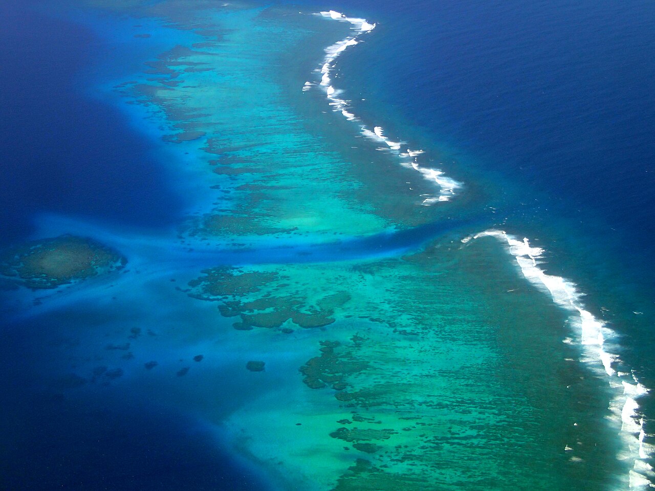 A small pass in the barrier reef of Ha'apai (Tonga)
